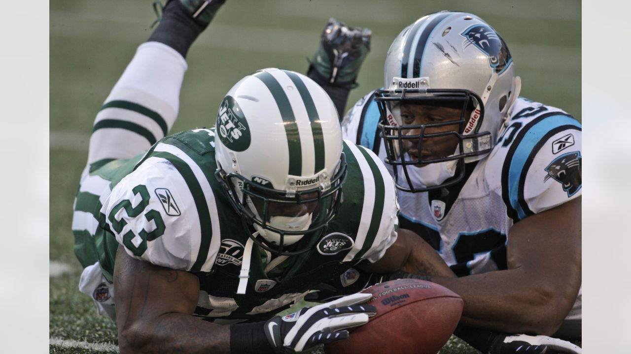 New York Jets running back Shonn Greene (23) breaks away from