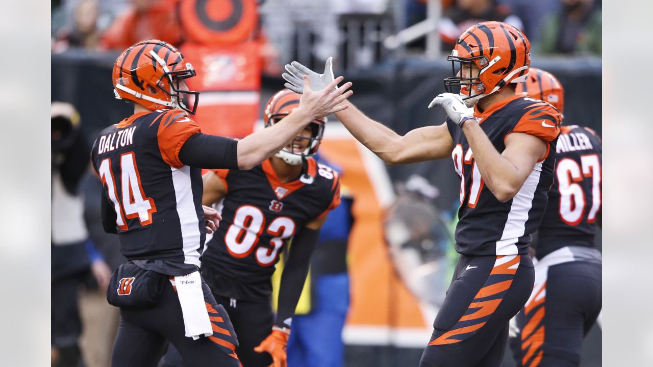 Bengals' Uzomah gifting fan phone, tickets after TD celebration