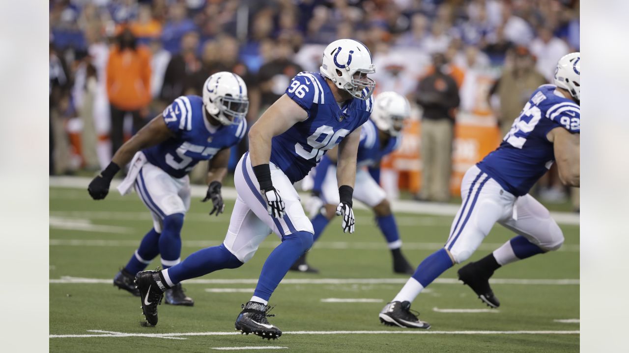 Carolina Panthers sign veteran defensive end Henry Anderson