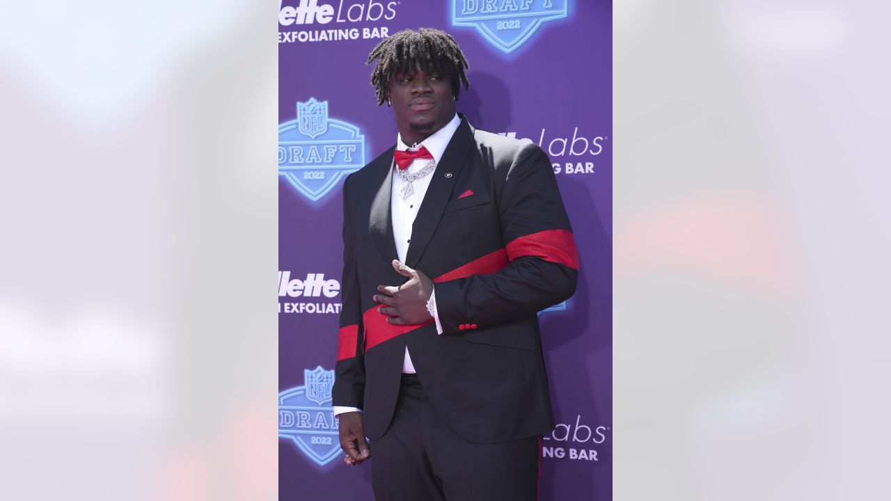 NFL Draft 2022 Red Carpet Outfits & Arrivals, Photos – Footwear News