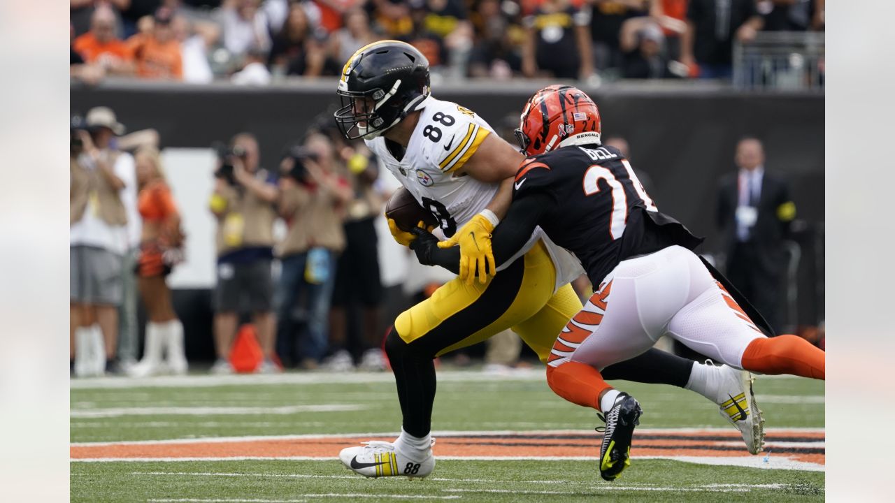 Bengals Safety Vonn Bell Headed to Panthers, per Report