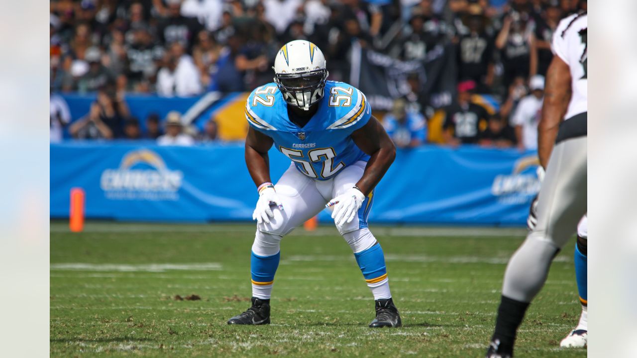 Raiders middle linebacker Denzel Perryman (52) prepares to defend against  the Los Angeles Charg …