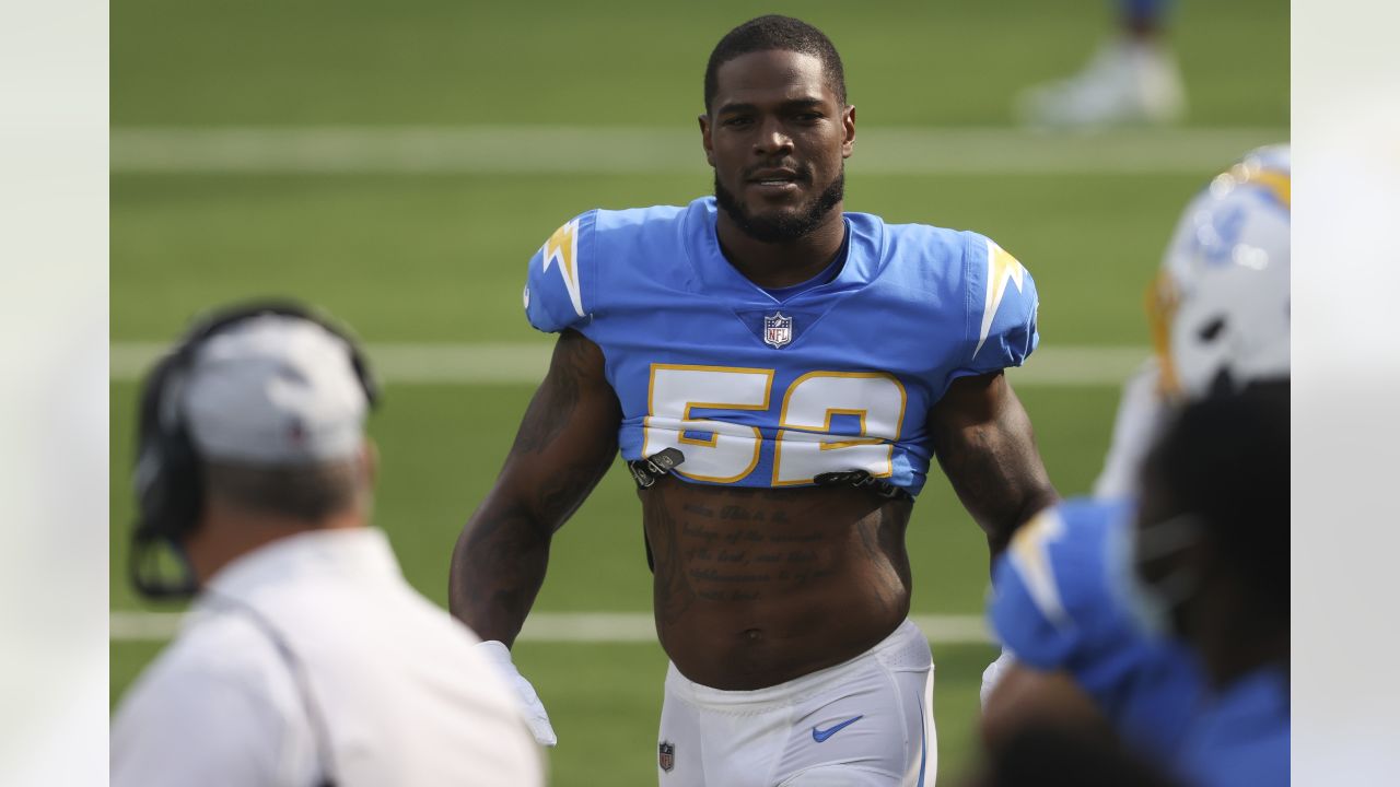 Raiders middle linebacker Denzel Perryman (52) prepares to defend against  the Los Angeles Charg …