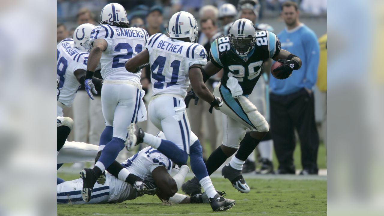 Photo: CAROLINA PANTHERS RUNNING BACK DESHAUN FOSTER BREAKS AWAY AGAINST  TAMPA BAY BUCCANEERS - CLP2003110903 