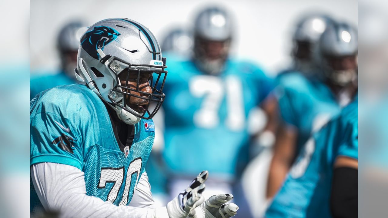 Tennessee Titans inside linebacker Wesley Woodyard (59) dances on