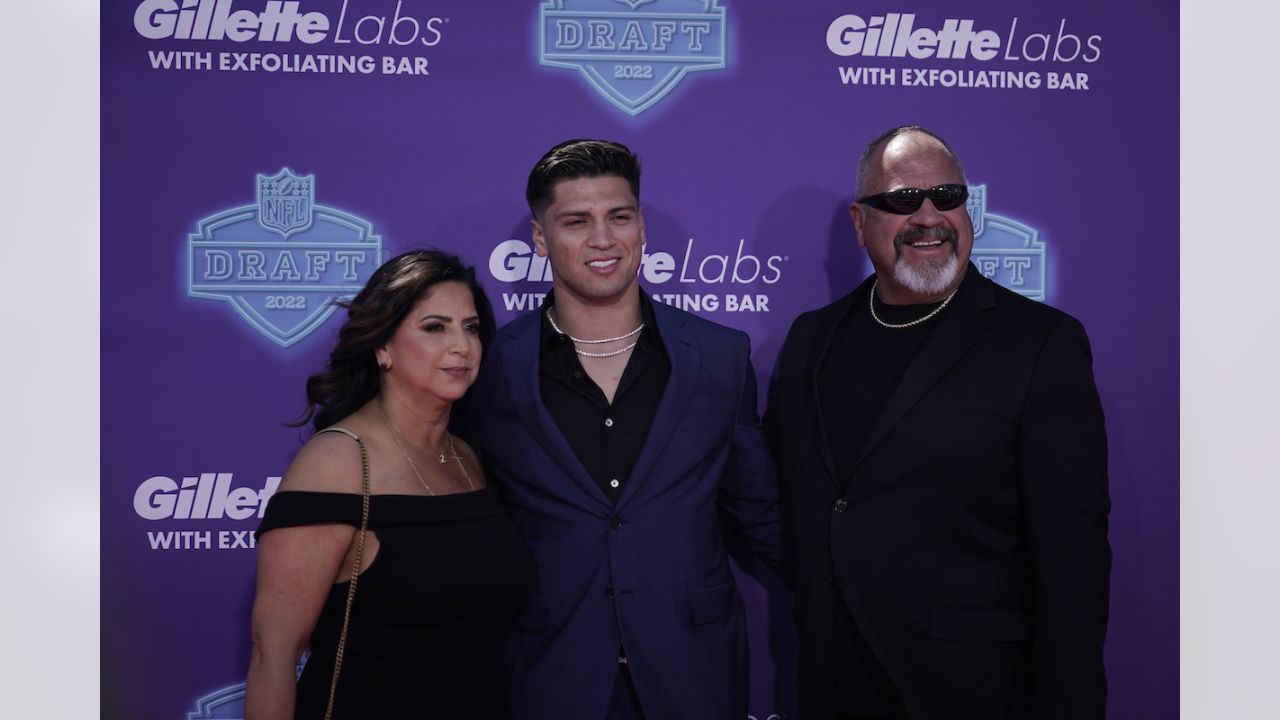 NFL Draft 2022 Red Carpet Outfits & Arrivals, Photos – Footwear News