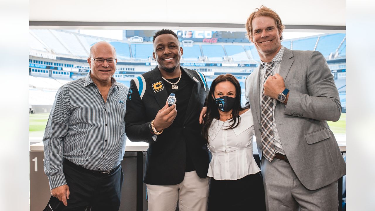 Thomas Davis bids emotional farewell to Panthers, vows to keep playing