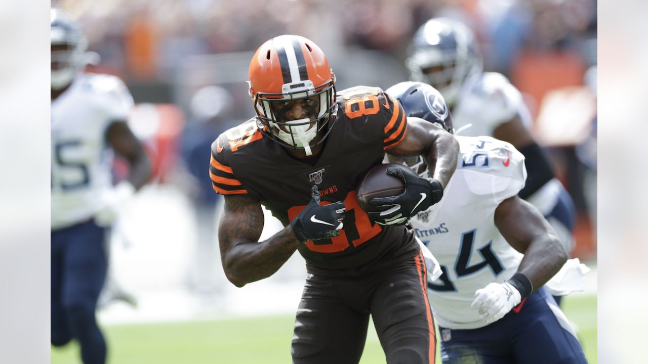 Cleveland Browns wide receiver Rashard Higgins (81) (l) and