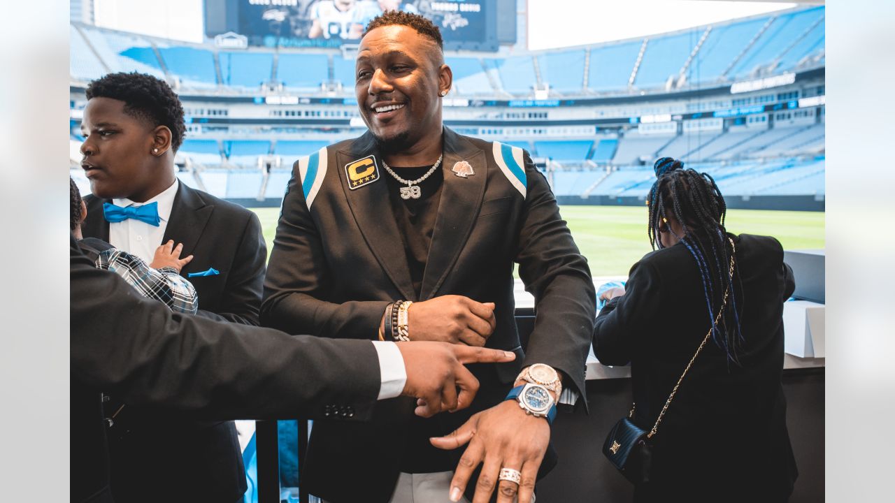 Thomas Davis bids emotional farewell to Panthers, vows to keep playing