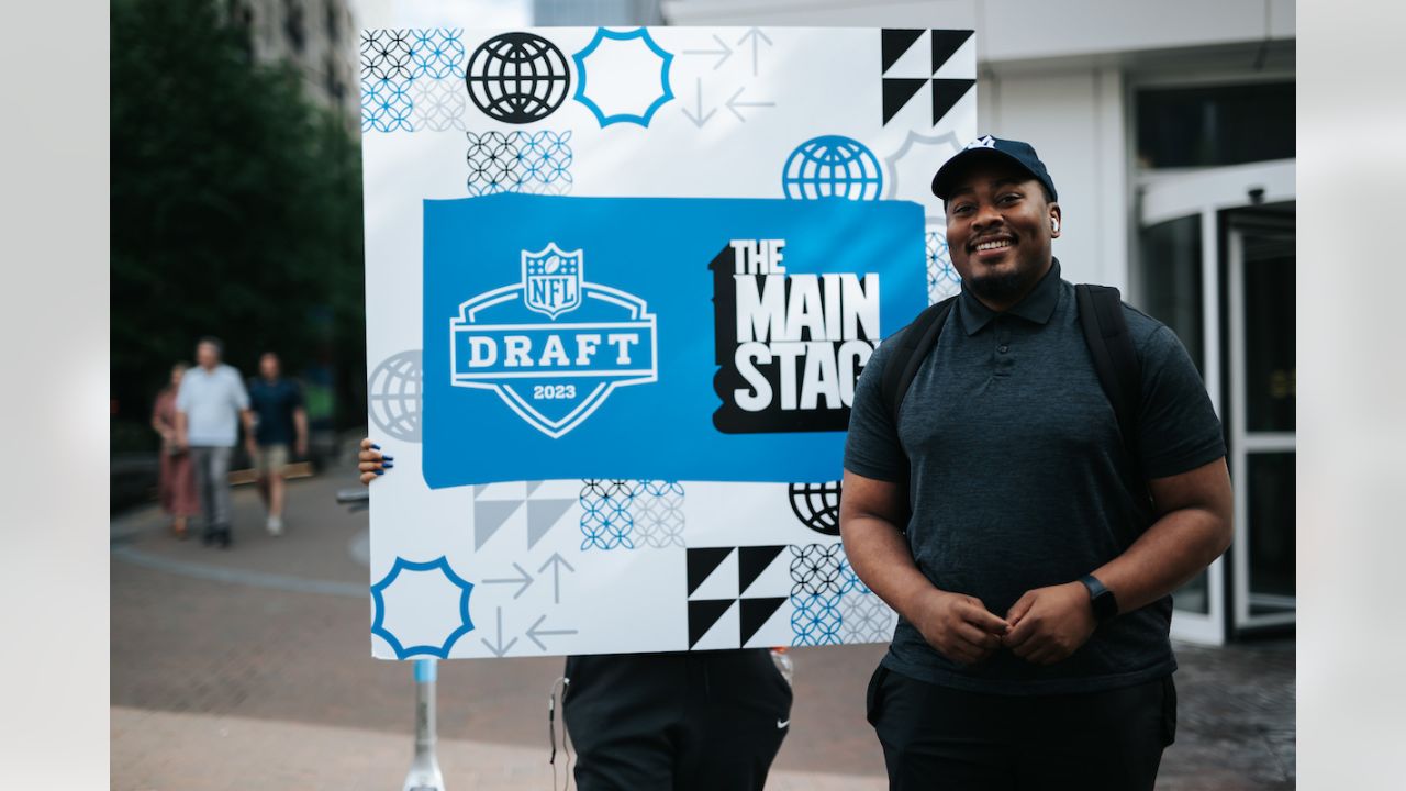 The Las Vegas red carpet for the 2020 NFL Draft is in a dang fountain 