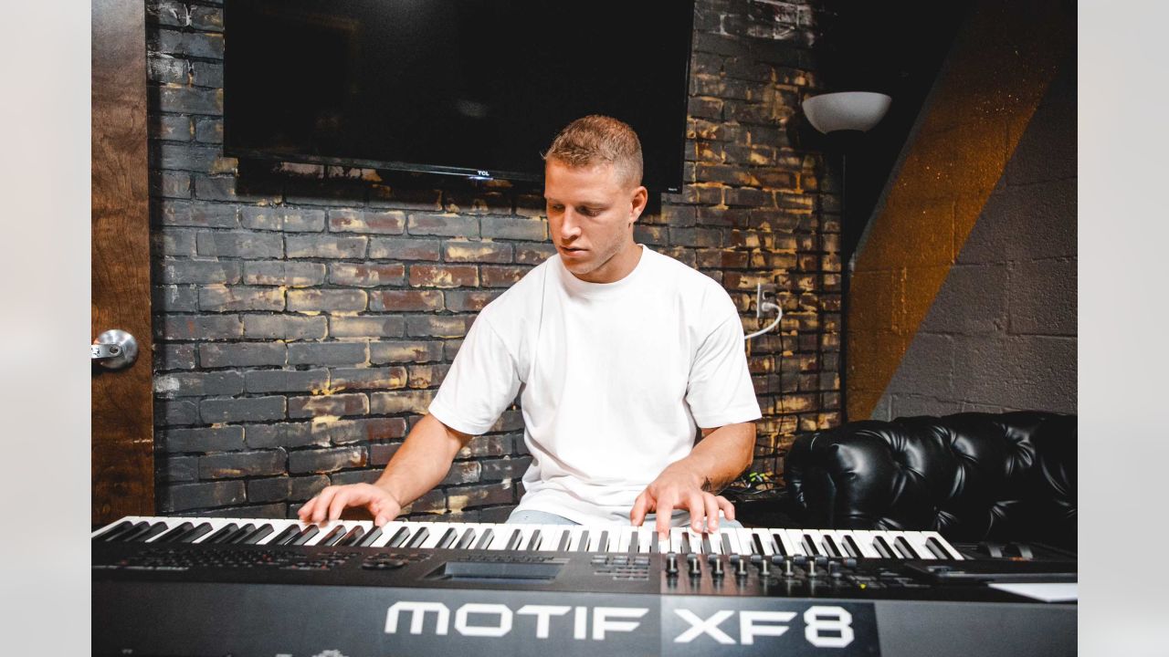 Christian McCaffrey shreds keyboard solo at Zach Bryan concert