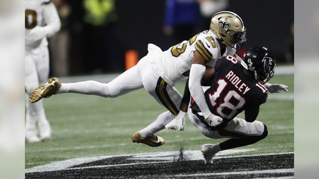 New Orleans Saints cornerback Eli Apple (25) goes through drills