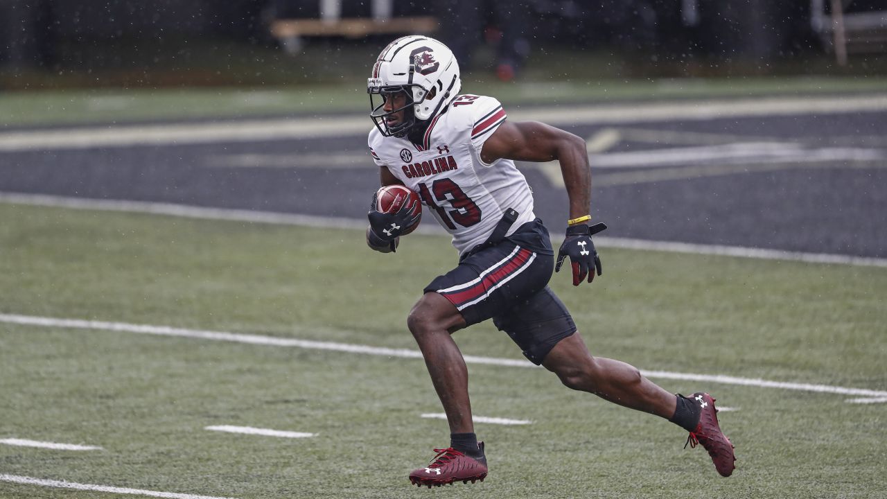 Shi Smith (13) of the South Carolina Gamecocks avoids the tackle