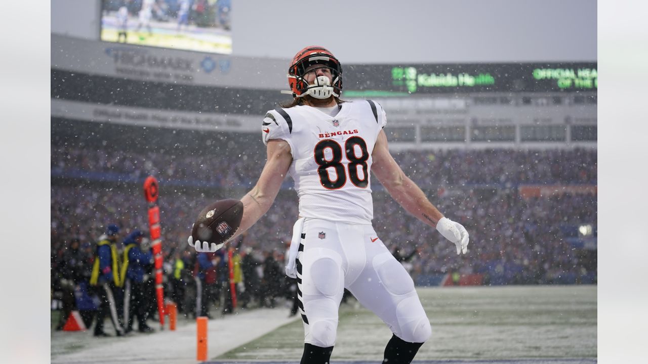 Cincinnati Bengals tight end Hayden Hurst (88) runs after making a