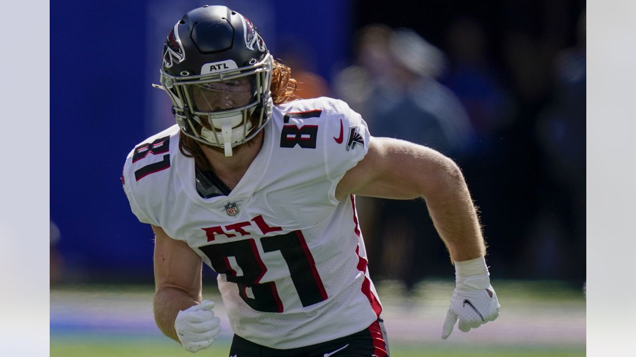 AP source: TE Hurst agrees to 3-year deal with Panthers