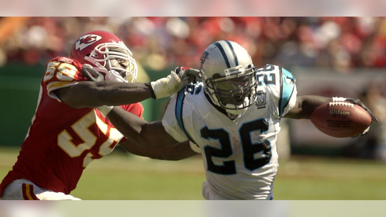 Photo: CAROLINA PANTHERS RUNNING BACK DESHAUN FOSTER BREAKS AWAY AGAINST  TAMPA BAY BUCCANEERS - CLP2003110903 