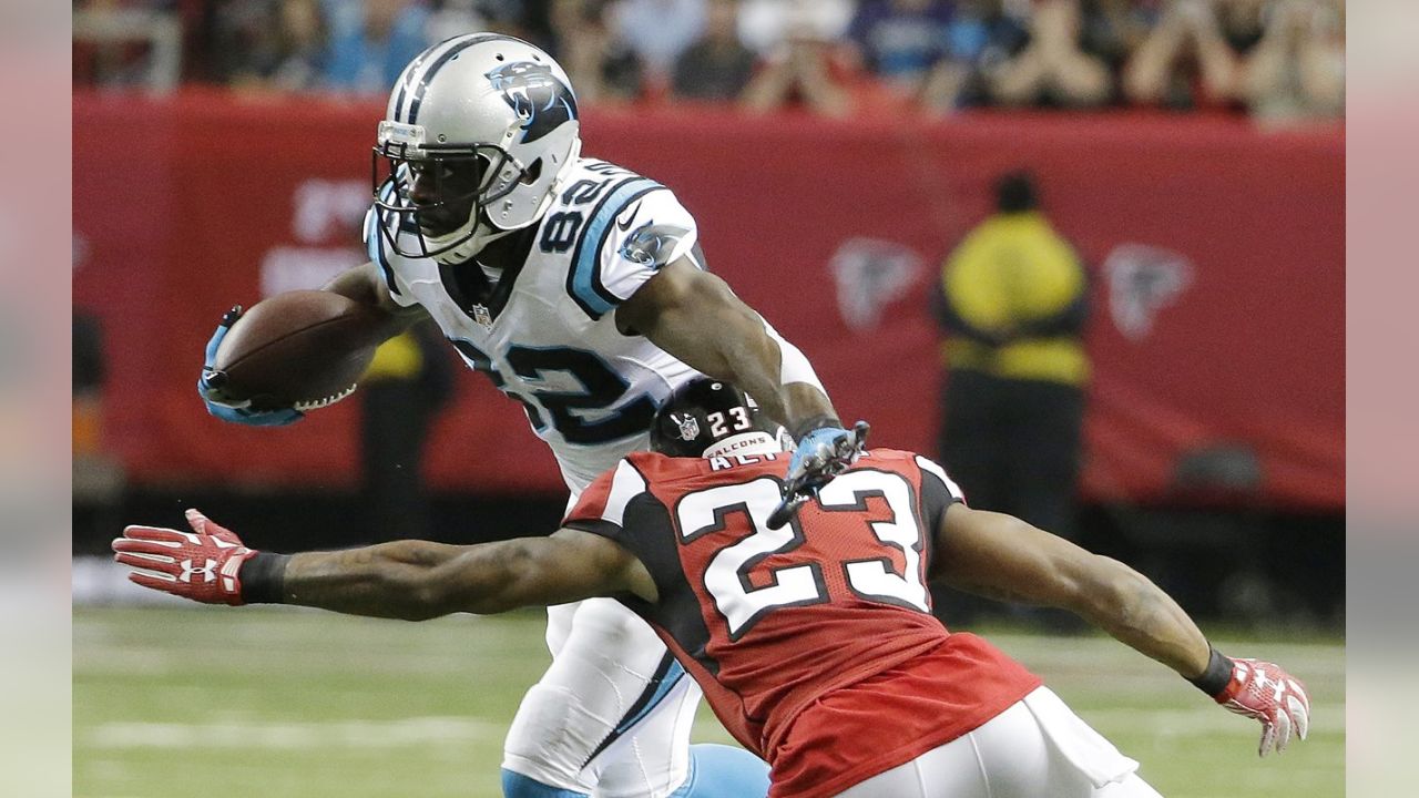 Atlanta Falcons' Robert Alford recovers a fumble during the first