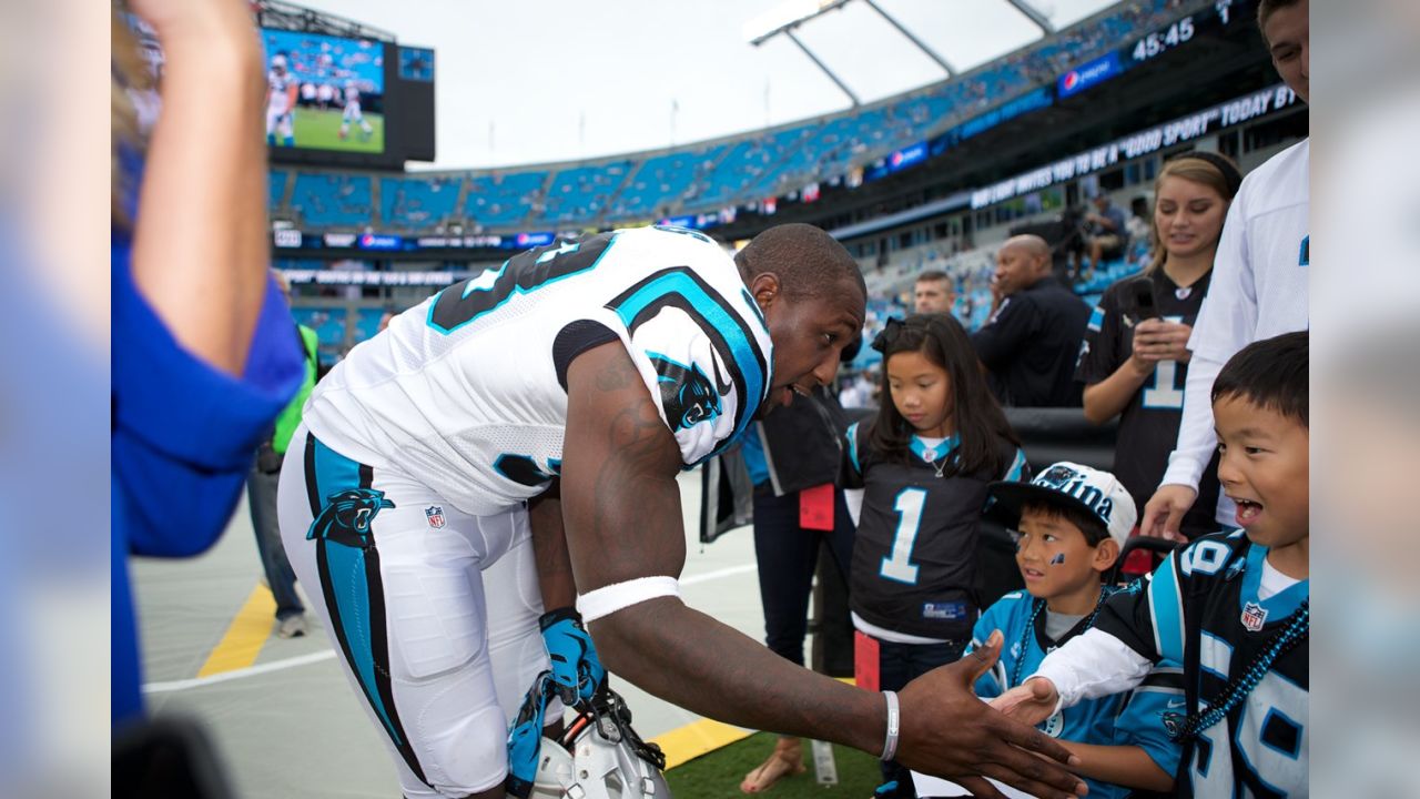 Carolina Panthers' Thomas Davis takes kids on shopping spree