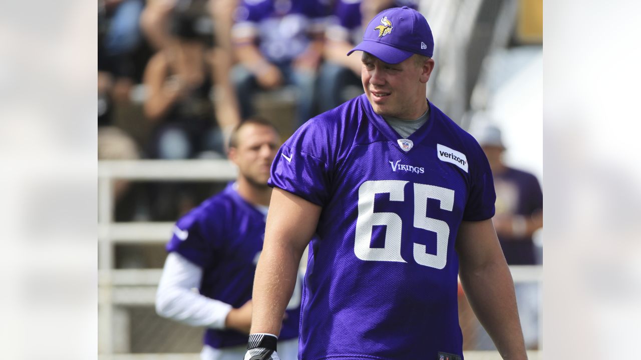 New York Jets claim IOL Pat Elflein off waivers from Minnesota Vikings