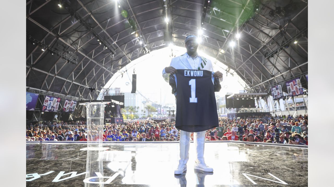 Former first-round pick Cam Erving re-signs with Panthers on one