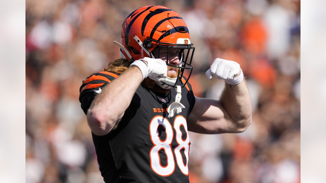 Atlanta Falcons tight end Hayden Hurst (81) warms up before an NFL