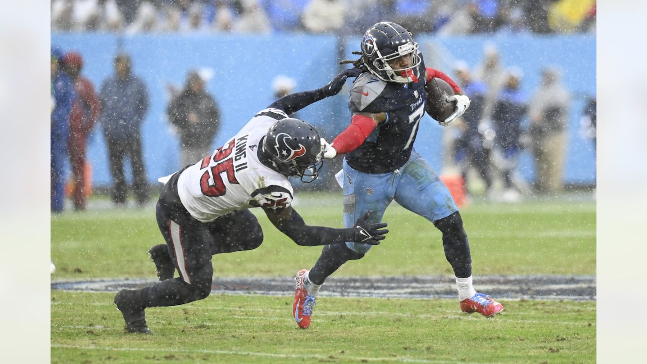 Syndication: The Tennessean Tennessee Titans running back D onta Foreman  (7) evades Houston Texans