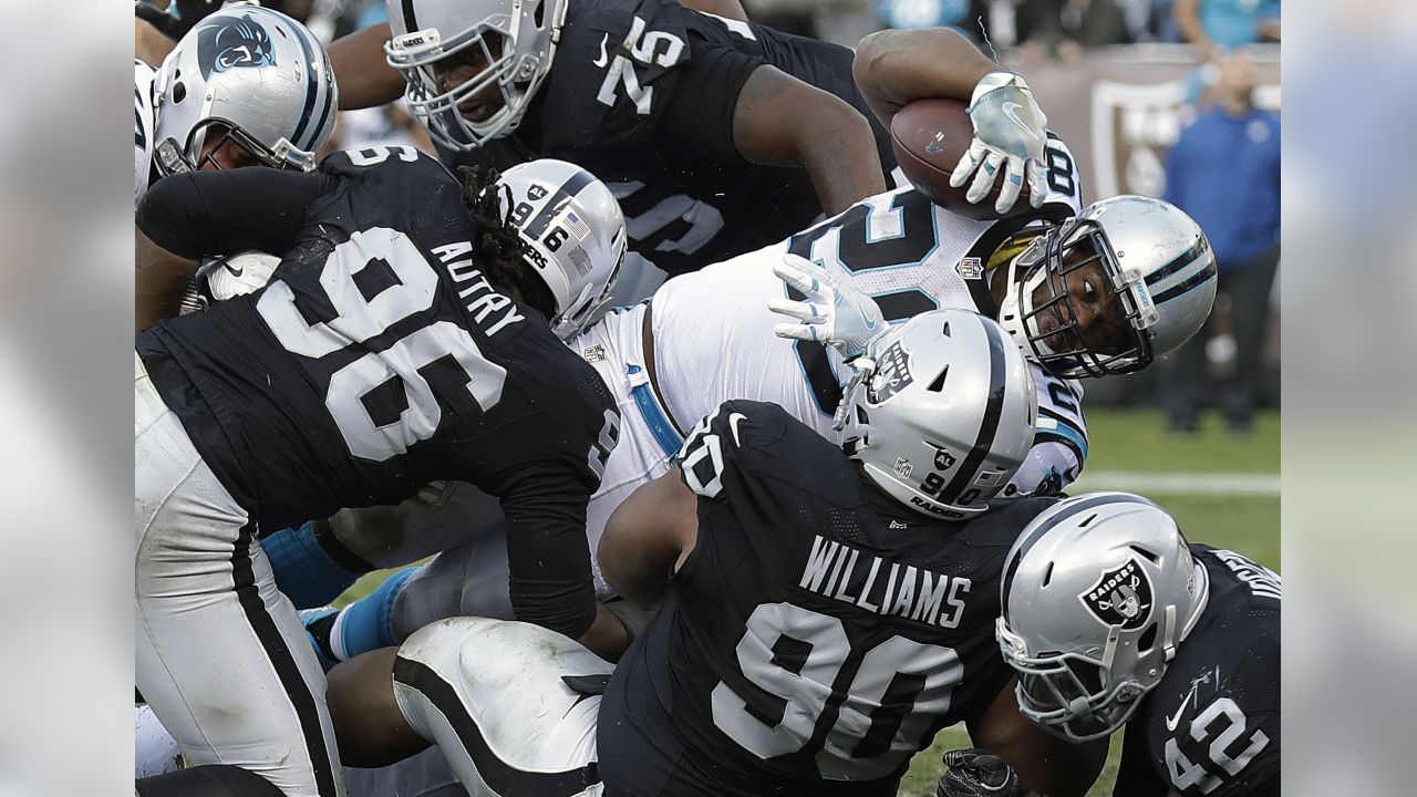 Oakland, California, USA. 3rd Dec, 2006. Oakland Raiders defensive tackle Warren  Sapp (99) on Sunday, December