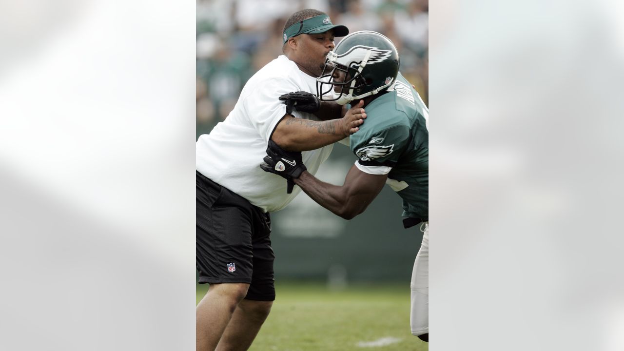 Eagles bring back Jason Avant to assist coaching staff during