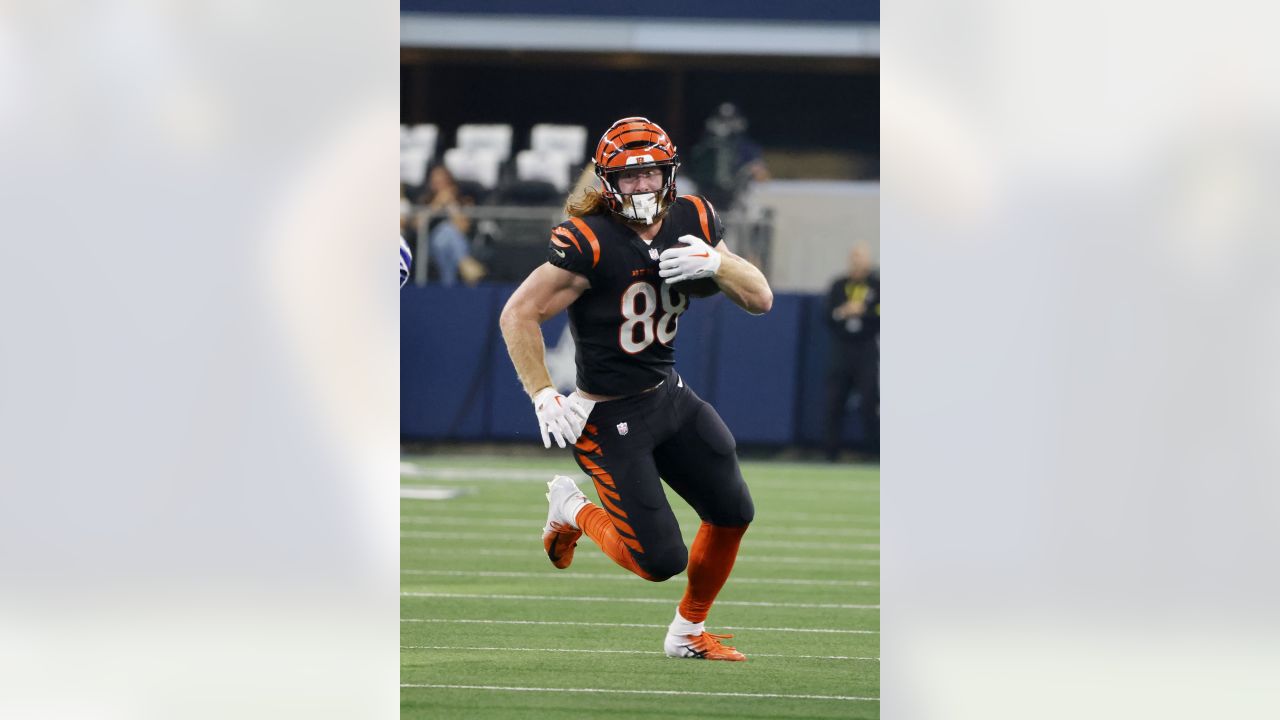 Cincinnati Bengals tight end Hayden Hurst (88) runs after making a