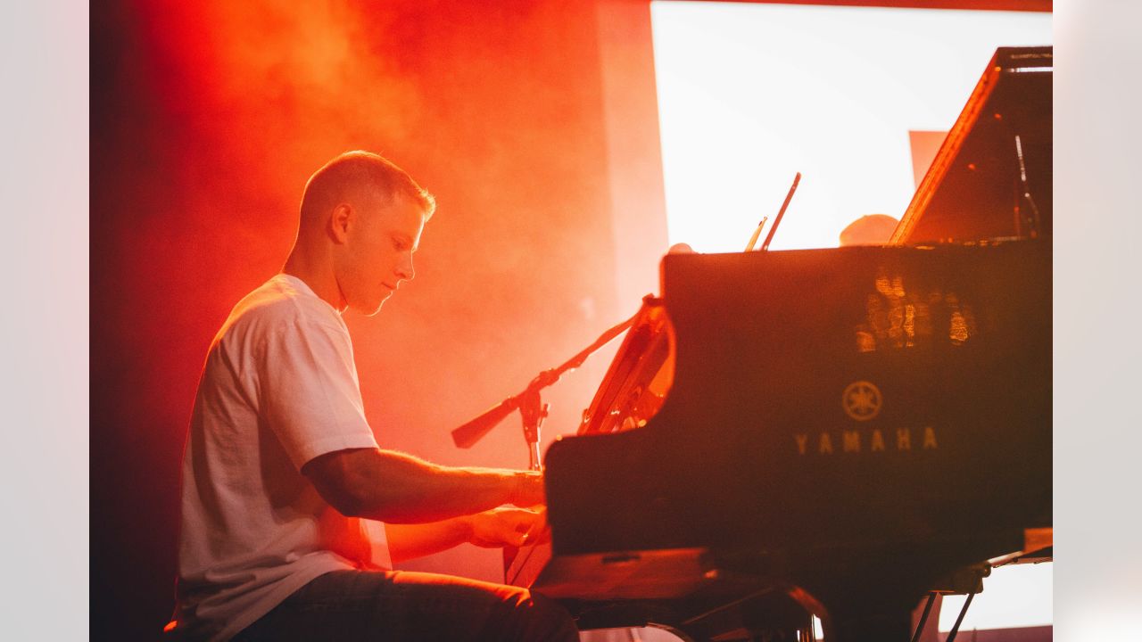 Christian McCaffrey shreds keyboard solo at Zach Bryan concert