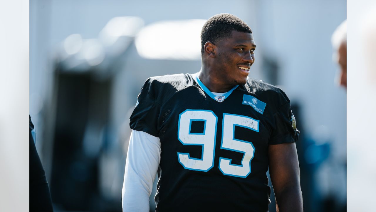 Carolina Panthers' Thomas Davis takes kids on shopping spree