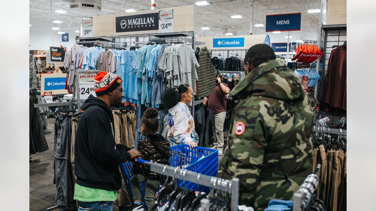 Austin Corbett, Panthers host holiday shopping spree at Academy