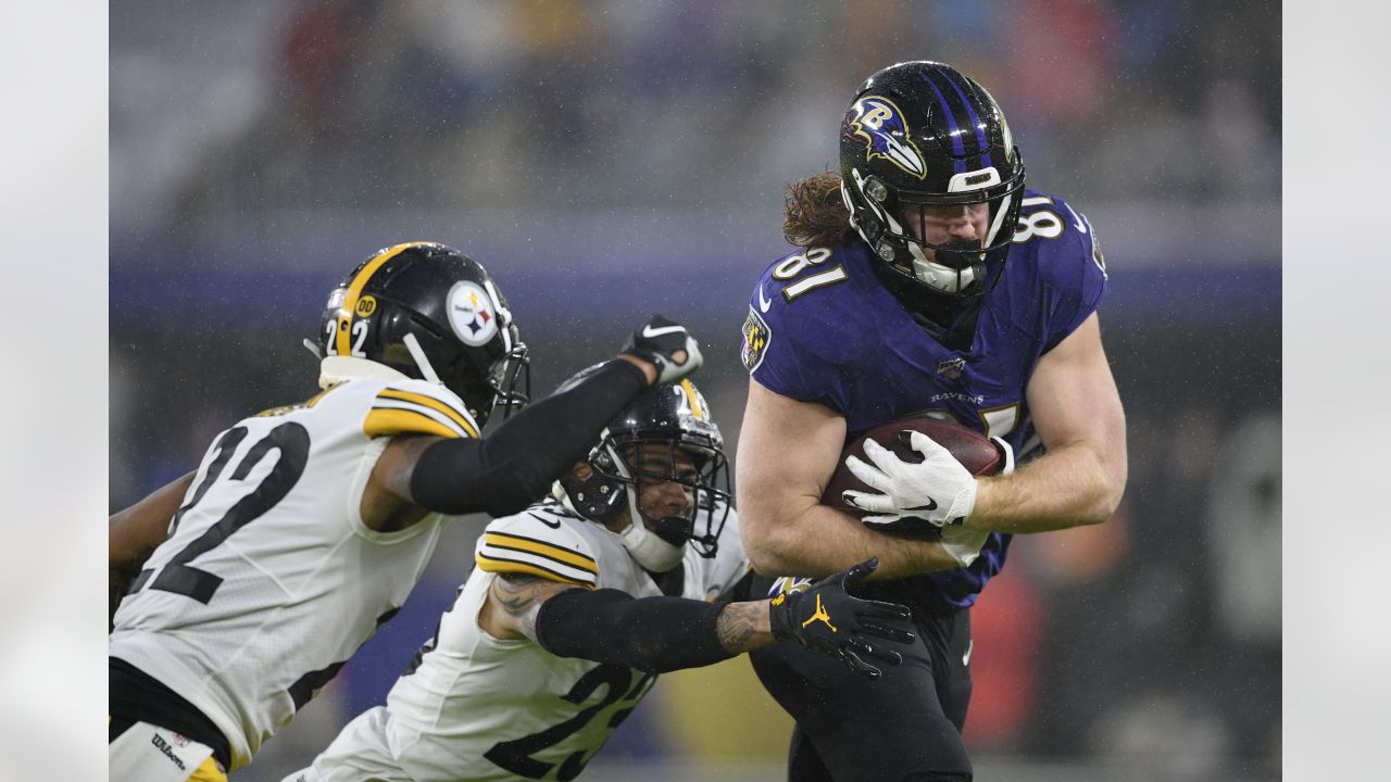 AP source: TE Hurst agrees to 3-year deal with Panthers