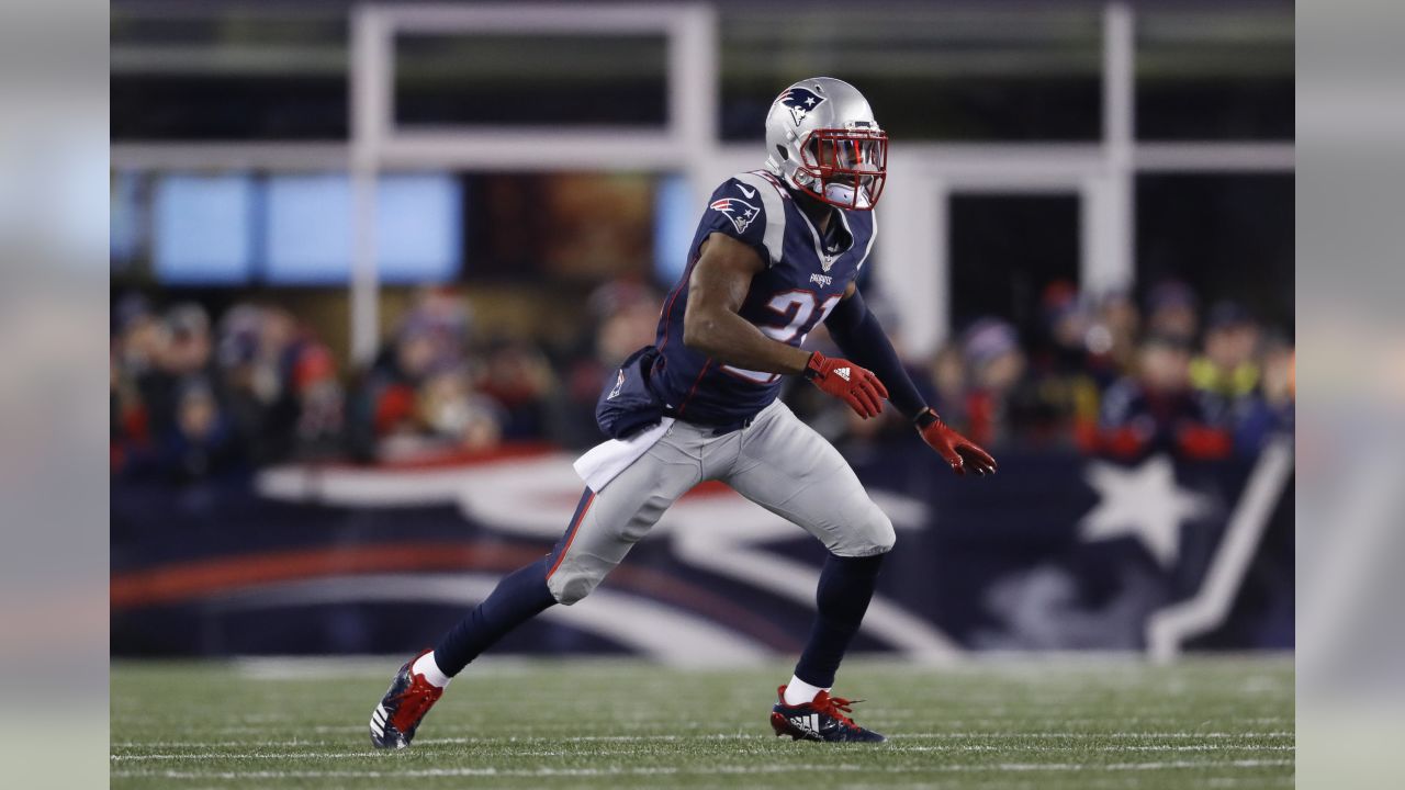 New England Patriots Malcolm Butler (L) intercepts a Seattle