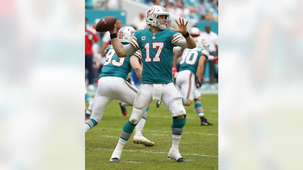 Miami Gardens, Florida, USA. 29th Sep, 2019. A group of Miami Dolphins  players get ready for a play during an NFL football game against Los  Angeles Chargers at the Hard Rock Stadium