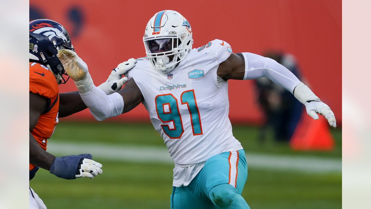 Miami Dolphins defensive end Emmanuel Ogbah (91) gets set on