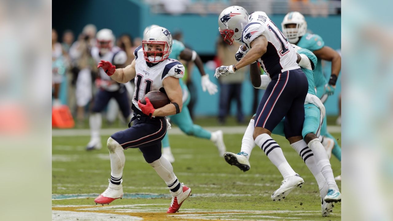 Miami Dolphins middle linebacker Elandon Roberts (52) walks the