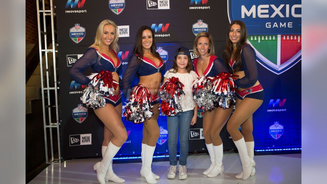 PHOTOS: Cheerleaders Go To Mexico City