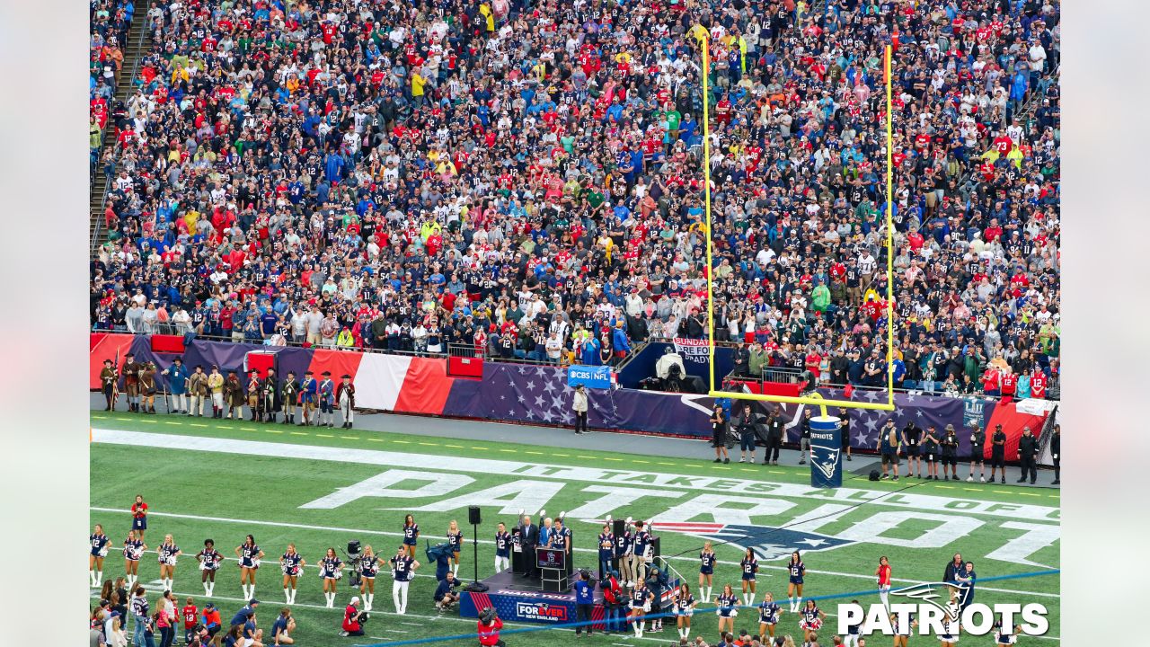 Patriots fans honor Brady at halftime during home opener