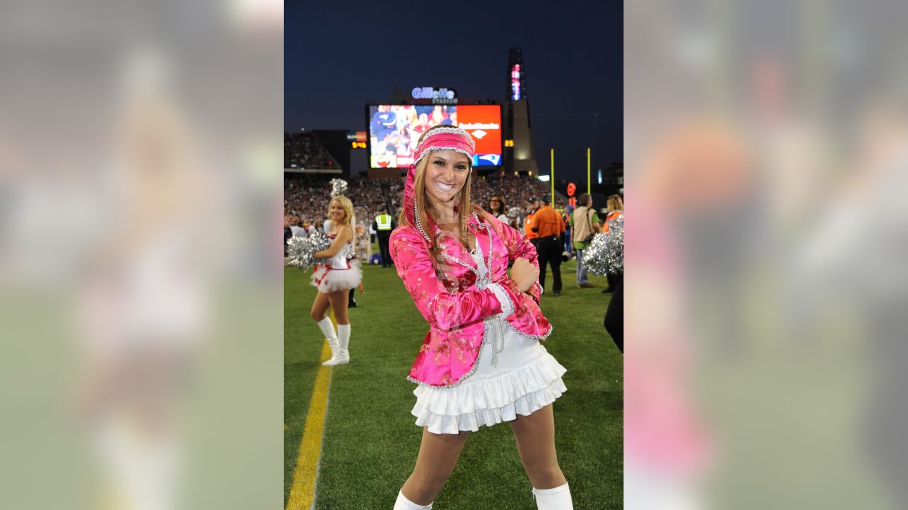 This Patriots cheerleader's SpongeBob costume was the real winner of  Sunday's game