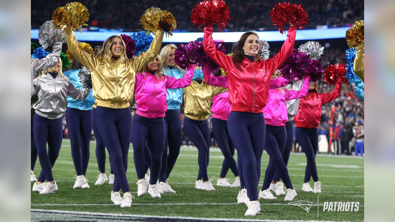 A Kansas City Chiefs cheerleader before an NFL preseason game between  Kansas  city chiefs cheerleaders, Kansas city chiefs, Women leggings outfits