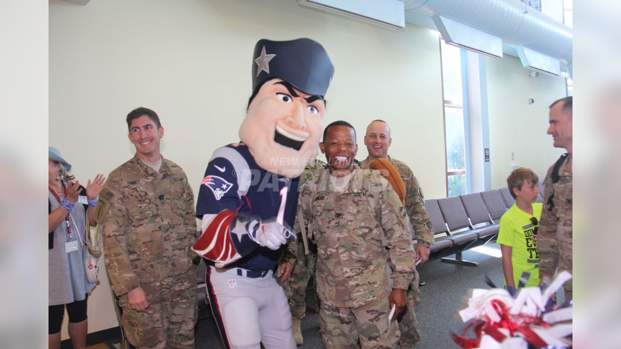 Patriots, Pease Greeters give troops warm welcome