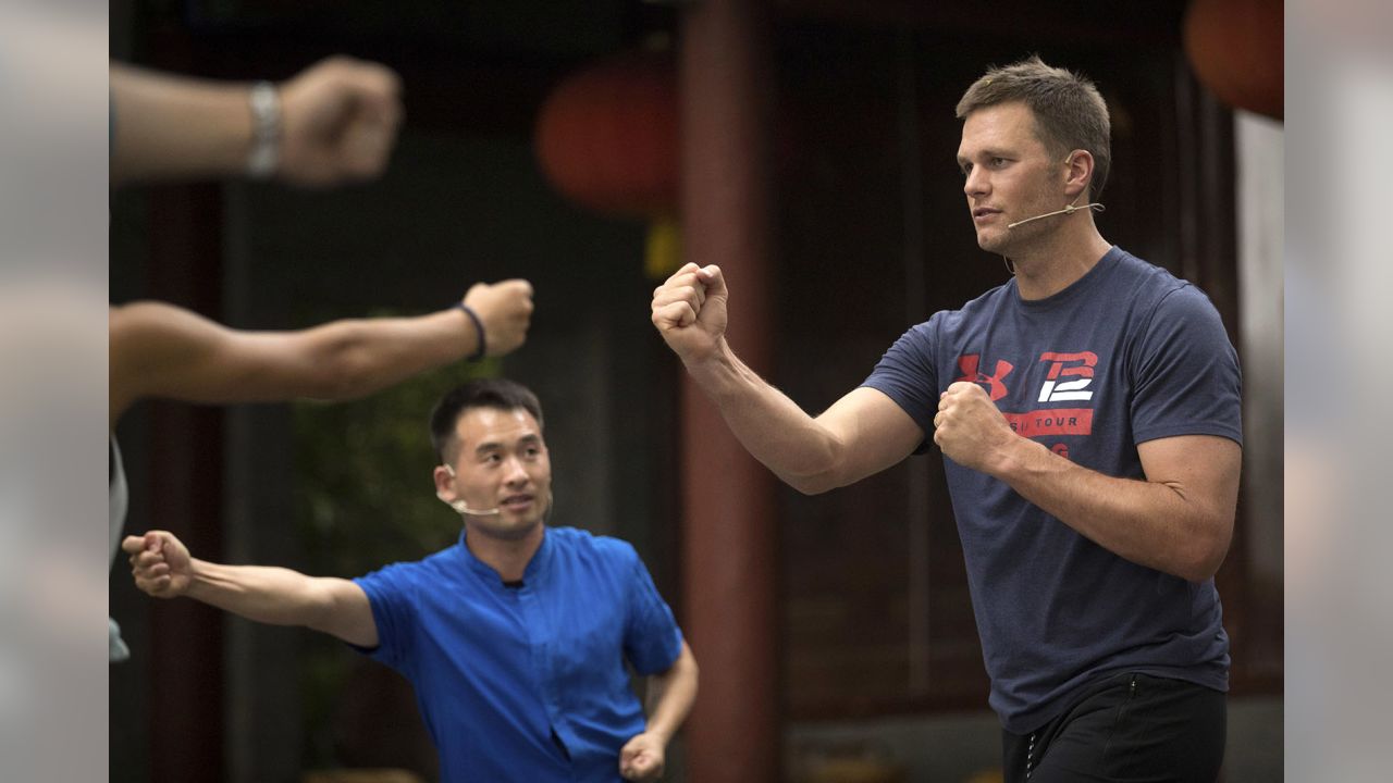 Tom Brady, UNDER ARMOUR, June 21, 2017, Tokyo, Japan : New England Patriots  quarterback Tom Brady gives instructions to young players during a football  clinic in Tokyo, Japan on June 21, 2017.