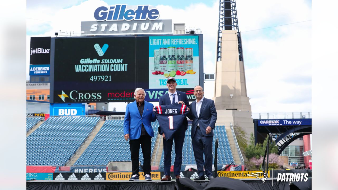 Patriots' Mac Jones helps welcome F-18 pilot home at Gillette Stadium