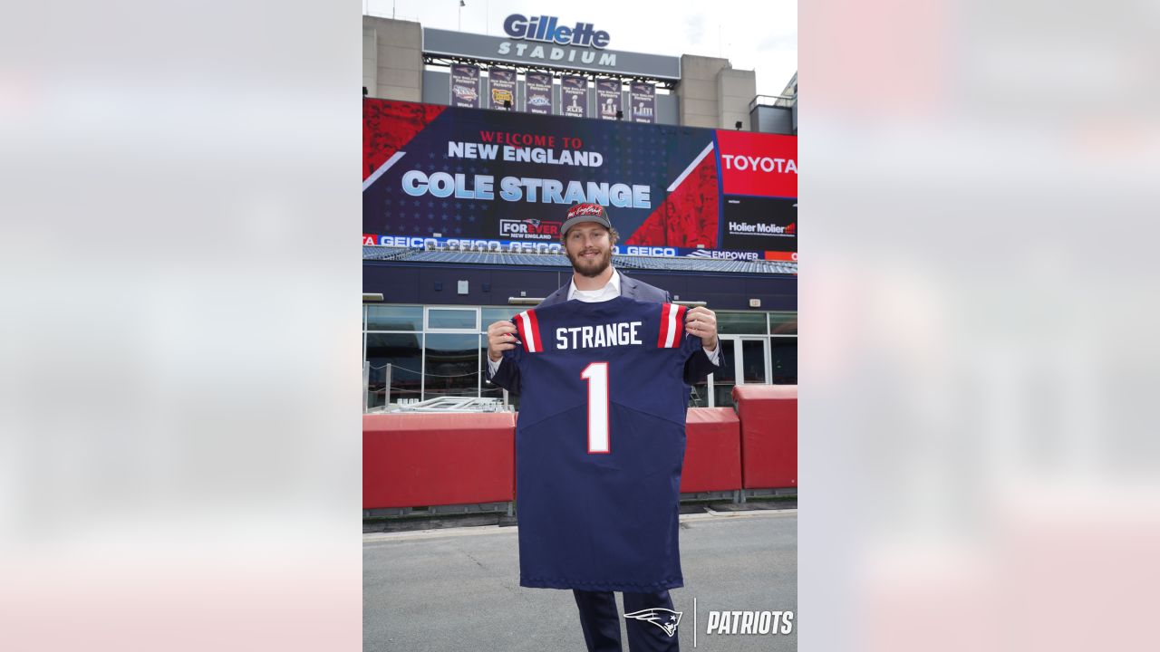 3 first-round picks Patriots bafflingly passed on to select Cole Strange