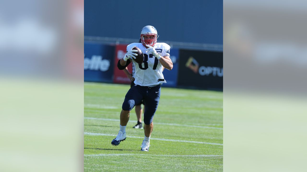 Christian Barmore (literally) picked Patriots teammate up in 1-on-1 drill 