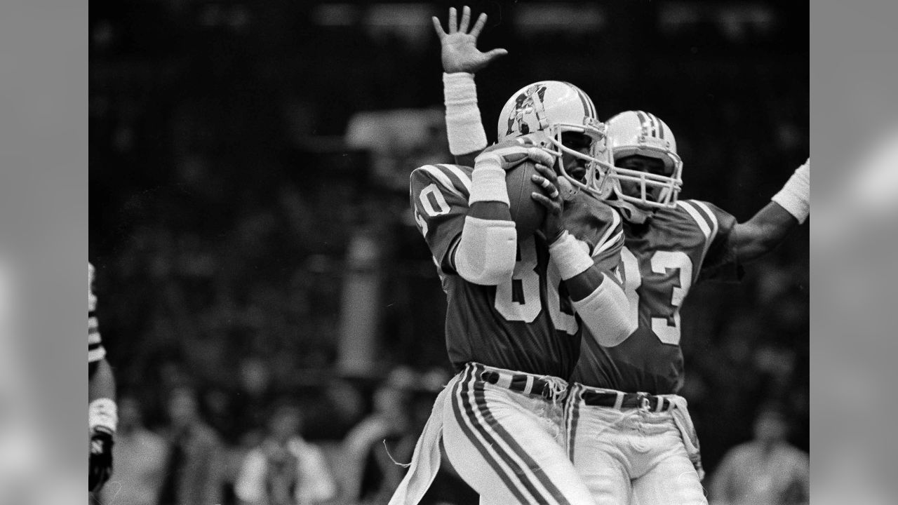 Chicago Bears' Walter Payton runs with the ball Sunday Jan. 27, 1986 during Super  Bowl XX in New Orleans. The Bears defeated the New England Patriots 46-10  to win Super Bowl XX. (