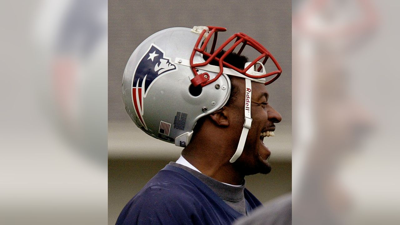 WILLIE MCGINEST OF THE NEW ENGLAND PATRIOTS DURING THE 39-35 LOSS TO  News Photo - Getty Images