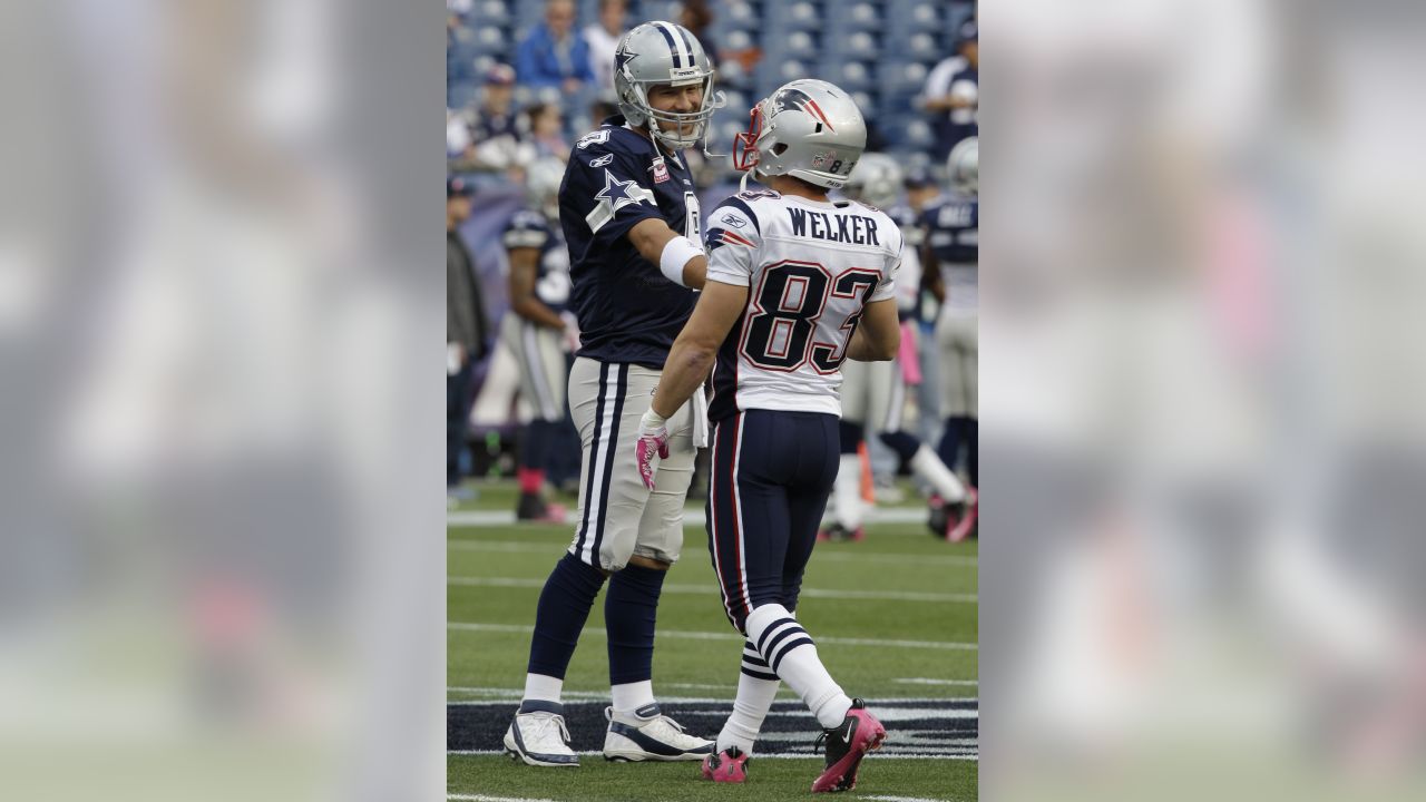 Tight end Aaron Hernandez (81) of the New England Patriots avoids