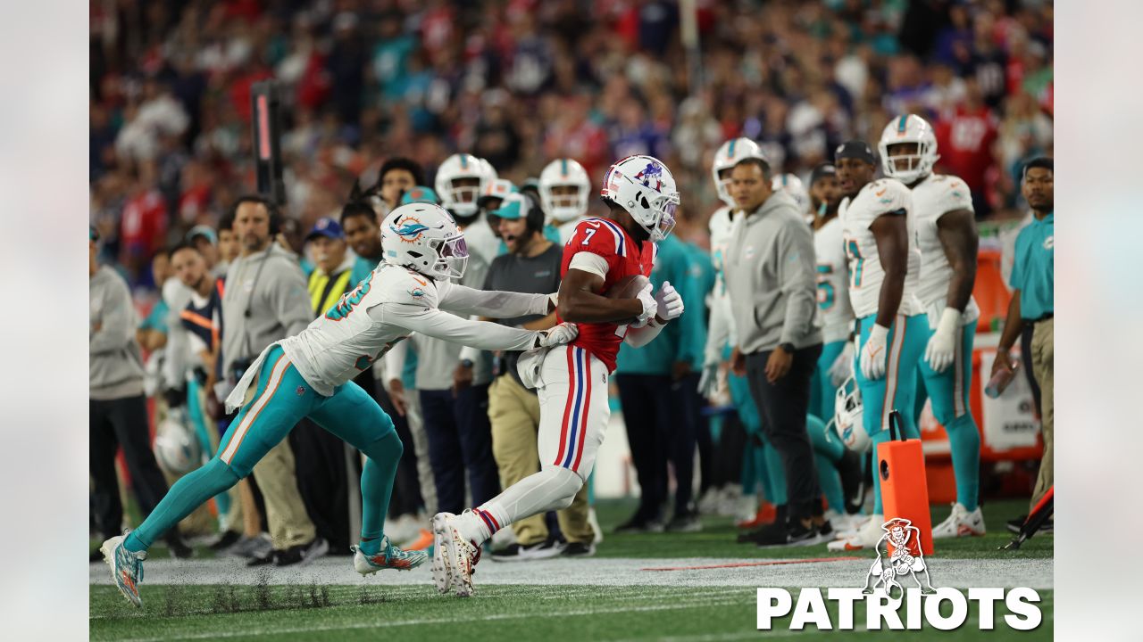 Miami Dolphins vs. New England Patriots. Fans support on NFL Game.  Silhouette of supporters, big screen with two rivals in background Stock  Photo - Alamy